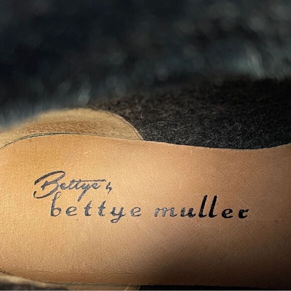 BETTYE MULLER gray felt wool & faux fur trim lace up ankle boots NWOT, size 7 - Picture 2 of 11